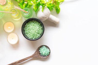 Tay Spa uygulamaları aroma terapi tuz ve doğa yeşil şeker fırçalayın ve kaya ahşap beyaz mum ile Yeşil orkide çiçek ile masaj. Tayland. Sağlıklı kavramı. kopya alanı