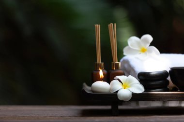 Tay Spa tedaviler aroma terapi tuz ve şeker fırçalayın ve mum ile Frangipani Plumeria çiçek ile kaya masajı. Tayland. Sağlıklı konsept. Kopyalama alanı