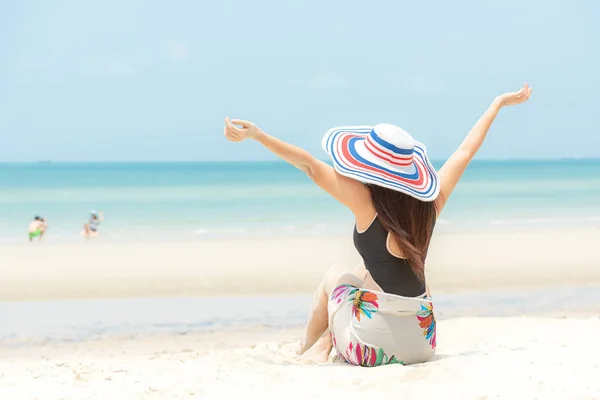 Urlop Letni Lifestyle Kobieta Chill Big White Hat Noszenie Bikini — Zdjęcie stockowe