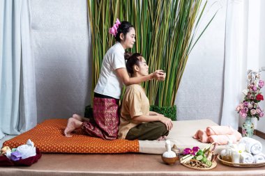 Tay masöz masaj spa salonda yaşam tarzı kadın için yapıyor. Asyalı güzel kadın Tay bitkisel masaj yaptırdığım Spa'da masaj sıkıştırın. Çok rahat. Sağlıklı kavramı.