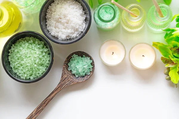 Tay Spa Tedaviler aroma terapi tuz ve doğa yeşil şeker scrub ve mum ile ahşap beyaz yeşil orkide çiçek ile kaya masajı. Tayland. Sağlıklı Konsept.