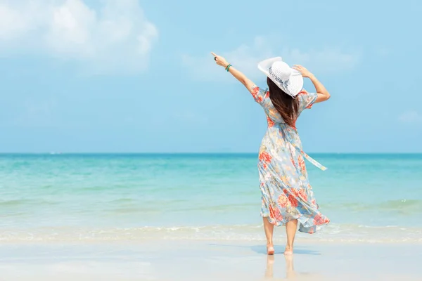 Vacaciones Verano Estilo Vida Sonriente Mujer Asiática Con Vestido Moda —  Fotos de Stock