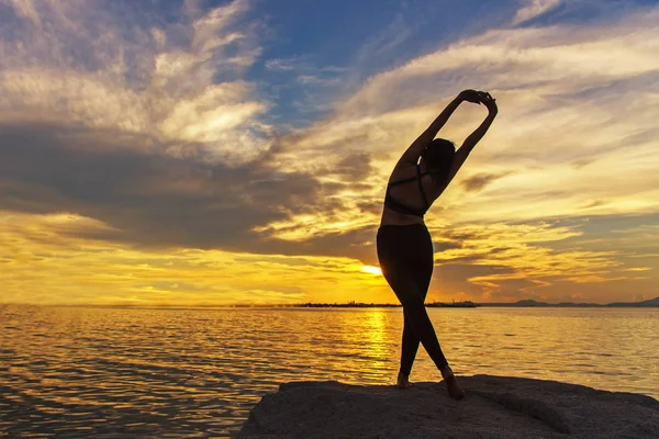 Silhueta Estilo Vida Mulher Saudável Exercitando Vital Meditar Praticar Ioga — Fotografia de Stock