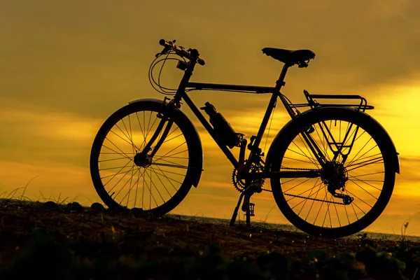 일몰에 실루엣 자전거 라이프스타일 — 스톡 사진
