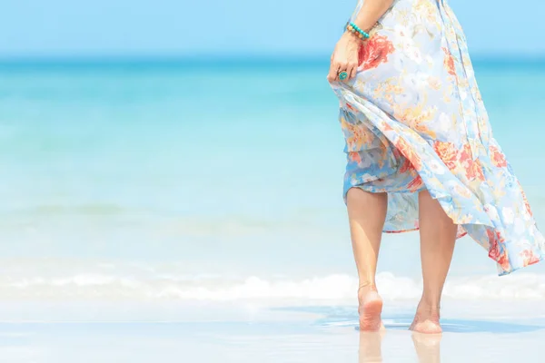 Vacaciones Verano Estilo Vida Sonriente Mujer Asiática Con Vestido Moda —  Fotos de Stock