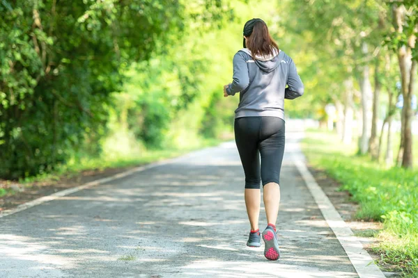 Uma Mulher Desportiva Correr Pela Estrada Treino Num Parque Exercício — Fotografia de Stock