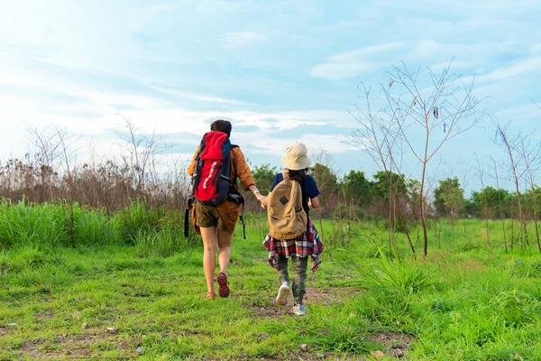 妈妈和孩子拿着地图走在丛林森林与项目旅行背包教育自然 旅行康塞普 — 图库照片