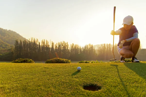 Sportig Golfare Sätta Bollen Strategi För Att Hålla Den Gröna — Stockfoto