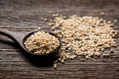 Sağlıklı Gıdalar. Kuru fasulye ve quinoa fındık eski ahşap diyet için kaşık. Lezzetli ve sağlıklı protein fındık kuru fasulye. Üst görünüm ve kopyalama alanı. Sağlıklı Konsept