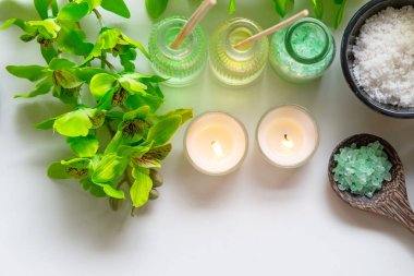 Tay Spa uygulamaları aroma terapi tuz ve doğa yeşil şeker fırçalayın ve kaya ahşap beyaz mum ile Yeşil orkide çiçek ile masaj. Tayland. Sağlıklı kavramı. kopya alanı