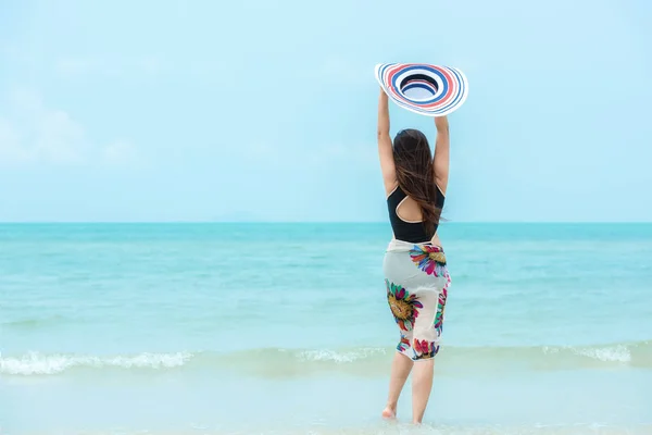 Vacaciones Verano Estilo Vida Mujer Chill Celebración Sombrero Blanco Grande —  Fotos de Stock