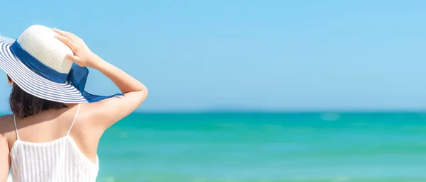 Vacaciones Verano Mujeres Asiáticas Relajándose Playa Tan Felices Lujosas Verano —  Fotos de Stock