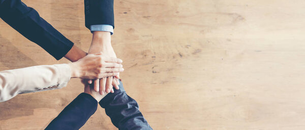 Партнеры Команда объединяют усилия для достижения успеха вместе. Куча рук для проекта "Звезда", место для копирования текстового баннера. Концепция командной работы
