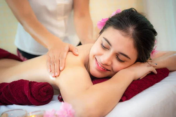 Masaje Spa Masajista Haciendo Masaje Con Tratamiento Exfoliante Azúcar Cuerpo — Foto de Stock