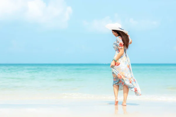 Vacaciones Verano Estilo Vida Sonriente Mujer Asiática Con Vestido Moda —  Fotos de Stock
