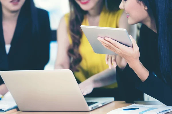 Equipe Negócios Trabalham Mulheres Parceiras Discutindo Gráfico Financeira Espaço Trabalho — Fotografia de Stock