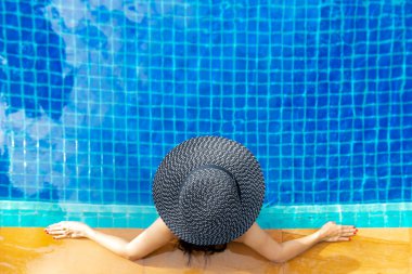 Yaz saati ve tatiller. Lüks yüzme havuzunda dinlendirici ve mutlu kadınlar, yaz günü otelin sahil beldesinde. Yaz Konsepti