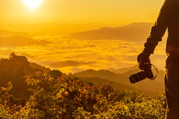 剪影专业男子摄影师拿着相机在日出拍摄山景 — 图库照片
