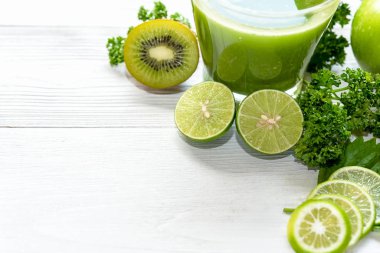 Sağlıklı Meyve Suyu. Yeşil smoothie, detoks ve vegan için Organik ve Taze yeşil sebze, beyaz arka plan üzerinde diyet ve kilo kaybı, üst görünüm ve kopya alanı. Sağlıklı Concep