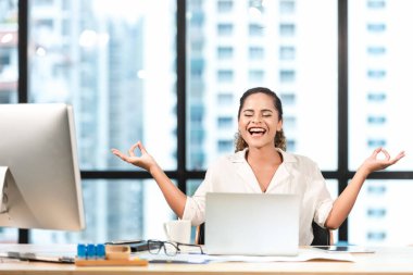 Dinlenme zamanı. Başarılı smilling iş kadını rahatlatıcı ve modern ofiste çalıştıktan sonra meditasyon, dikkatli huzurlu ve pratik nefes yoga egzersizleri ve sağlıklı bakım dinlenme. İş Kavramı