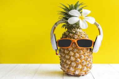 Partide yaz. Hipster Ananas Moda güneş gözlüğü ve müzik tatil parlak güzel renk, plaj vibes tropikal tarzı için Yaratıcı sanat meyve, yellwo arka plan. Moda Yaz Tatil Konsepti