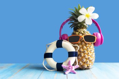 Partide yaz. Hipster Ananas Moda güneş gözlüğü ve müzik tatil parlak güzel renk, plaj vibes tropikal tarzı için Yaratıcı sanat meyve, mavi arka plan. Moda Yaz Tatil Konsepti