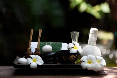 Tay spa kompozisyon tedaviler ahşap masa yakın mumlar ve Plumeria çiçekler ile aroma terapi. Sağlıklı ve RahatLa Konsepti