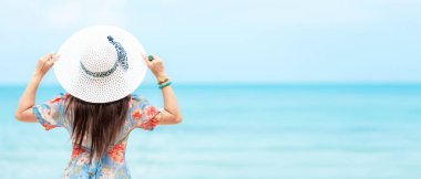 Yaz tatili. Gezgin kadınlar plajda rahatlatıcı ve neşe eğlenceli, çok mutlu ve lüks ve tatil yaz hedef. Kum üzerinde turizm chill eğlence. Metin afişi için alan kopyalayın. Seyahat Gezileri ve yaşam tarzı Kavramı.