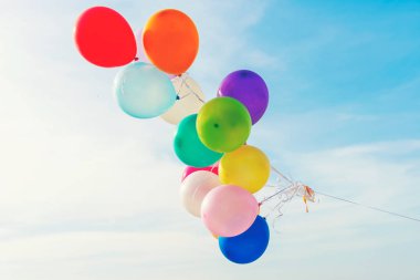 Gün batımı tropikal plaj güneşli bir günde dinlenmek için tuval yatak ile çok renkli balonlar. Yaz Konsepti.