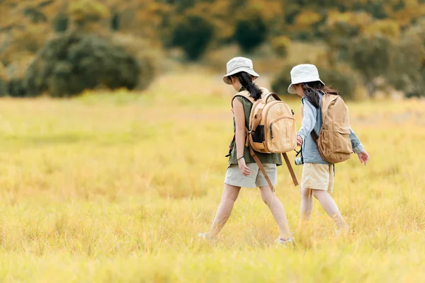 亚洲两个朋友的孩子拿着地图 步行与冒险和旅游的目的地和休闲之旅的教育 在丛林和森林自然放松 — 图库照片