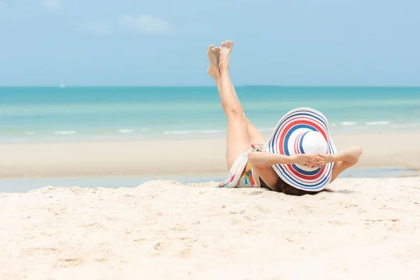 Wakacje Podróżujące Kobiety Relaksujące Radość Zabawy Plaży Tak Szczęśliwy Luksusowy — Zdjęcie stockowe