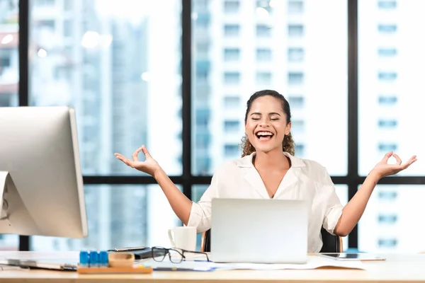 Relájate Mujer Negocios Exitosa Olorosa Que Relaja Medita Después Trabajar — Foto de Stock