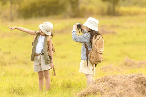 Asiáticos Dos Amigos Niños Tomar Una Foto Caminar Con Aventura —  Fotos de Stock