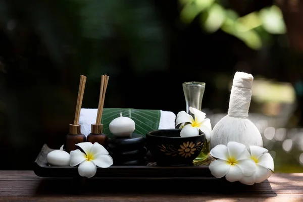 Thai Wellness Komposition Behandlungen Aromatherapie Mit Kerzen Und Federn Blumen — Stockfoto