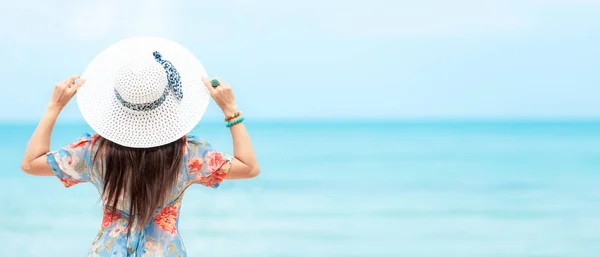 Vacaciones Verano Las Mujeres Viajeras Relajarse Diversión Alegría Playa Tan —  Fotos de Stock