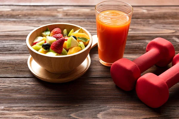 Frutas Saudáveis Frutas Frescas Dieta Salada Ajuste Fino Com Halteres — Fotografia de Stock