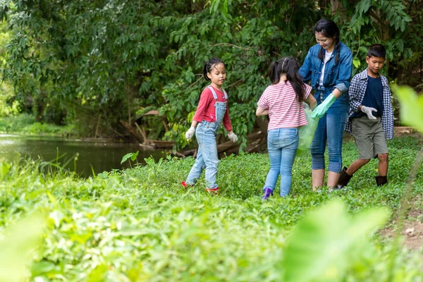 Grupo Familia Asiática Niños Recogiendo Basura Plástico Río Para Verter — Foto de Stock