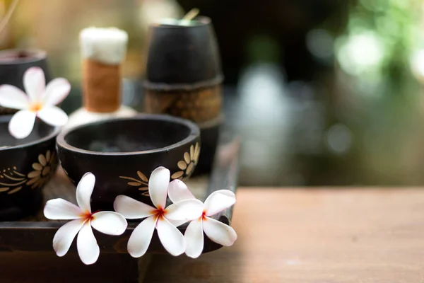 Thaise Spa Samenstelling Behandelingen Aromatherapie Met Kaarsen Plumeria Bloemen Houten — Stockfoto