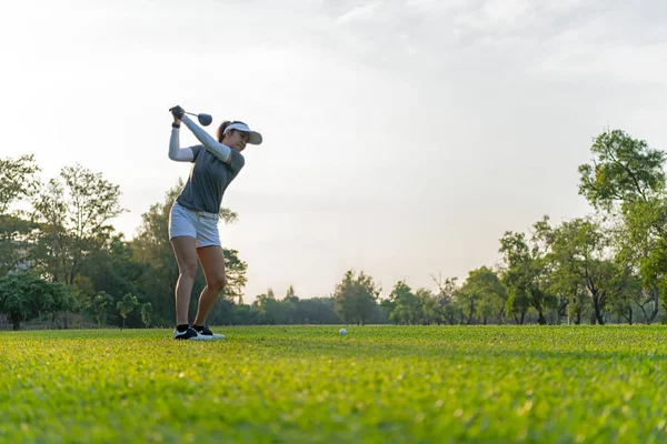 Desporto Saudável Asian Sporty Mulher Jogador Golfe Fazendo Golfe Swing — Fotografia de Stock