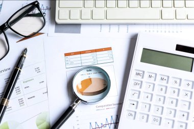 Pasta grafiğinde büyüteç ve istatistik muhasebe bilgileri. Ekonomik istatistik işleri de buna dahil. İş Konsepti 