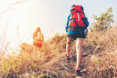 Gün batımında bir dağda sırt çantasıyla yürüyen bir grup genç kadın. Gezgin kamp yapmaya gidiyor. Varış yeri boş. Seyahat Konsepti