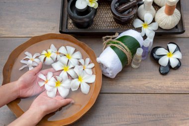 Güzellik ve aroma terapisi ürünleri için kaplıca, kadın ayakları ve el kaplıcaları için spa, Tayland. Sağlıklı ve Rahat Konsept.