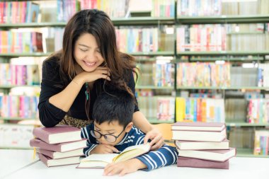 Eğitim ve okul rehberlik öğretmeni kitaplığındaki gidin kitap okuma okul çocuğu. Eğitim ve yaşam tarzı kavramı
