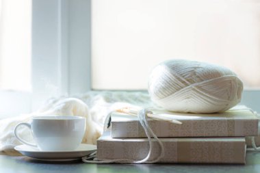 Rahat kış arka plan, pencere güneşli gün yakınında marshmallow ile sıcak kahve fincan. sezon sonbaharda sıcak örme kazak. vintage sesi. Yaşam tarzı kavramı, seçin ve yumuşak odak