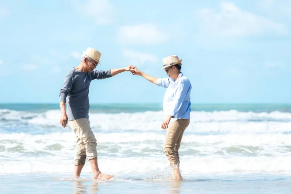 Estilo Vida Asiático Pareja Mayor Bailando Playa Feliz Relajarse Tiempo —  Fotos de Stock