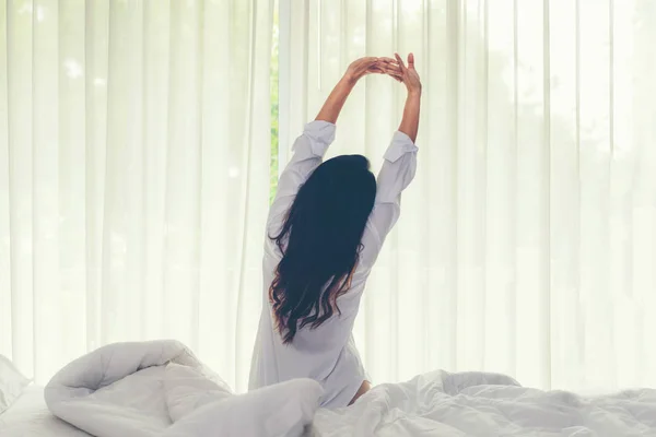 Mujeres Asiáticas Que Despiertan Estirándose Habitación Cama Casa Temprano Mañana — Foto de Stock