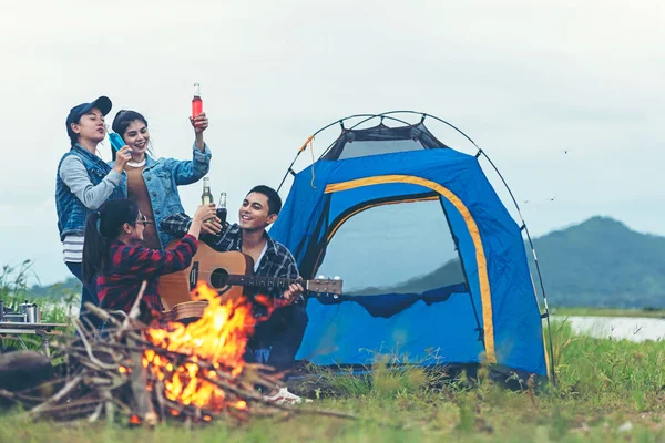 Fest Camping Grupp Familjeresor Njut Fest Och Rostade Korv Slappna — Stockfoto