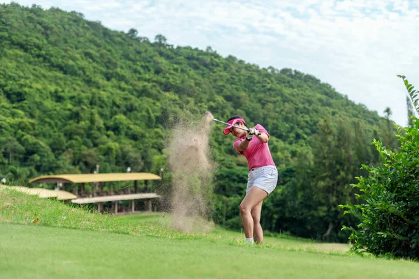 Desporto Saudável Asian Sporty Mulher Jogador Golfe Armadilha Areia Fichas — Fotografia de Stock