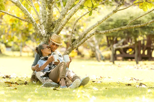 Asiatisches Lifestyle Seniorenpaar Trinkt Kaffee Und Shoppt Online Naturpark Glücklich — Stockfoto