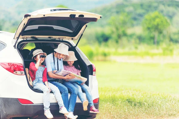 Group Asian Family Children Checking Map Pointing Car Adventure Tourism — Stock Photo, Image